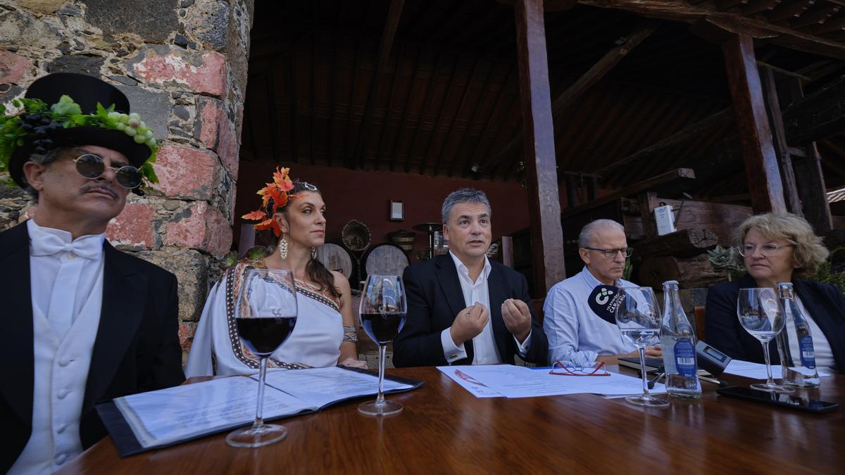 El consejero de Agricultura, Ganadería y Pesca del Cabildo de Tenerife, Javier Parrilla, inaugura el mes del vino en la Casa del vino