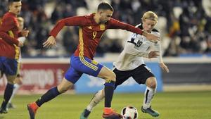 Borja Mayoral controla el balón, con Denis Suárez al fondo, en el España-Austria sub-21.