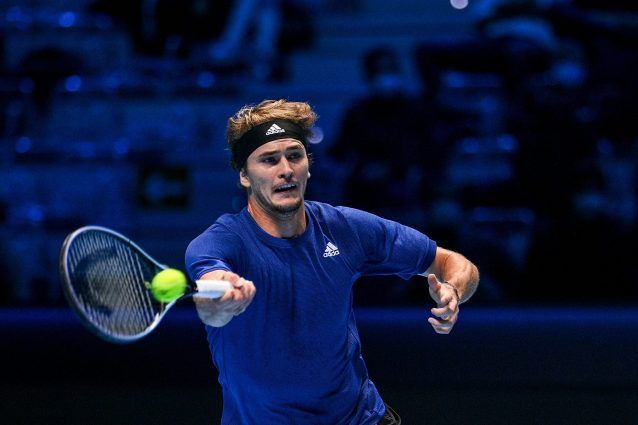 Zverev, devuelve una derecha.