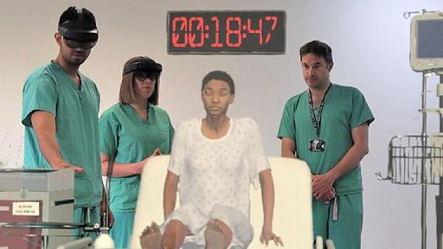 Estudiantes de medicina experimentando con una paciente holográfica.