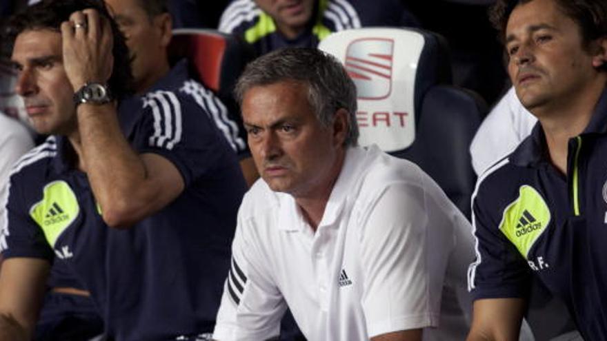 Mourinho, en el banquillo.