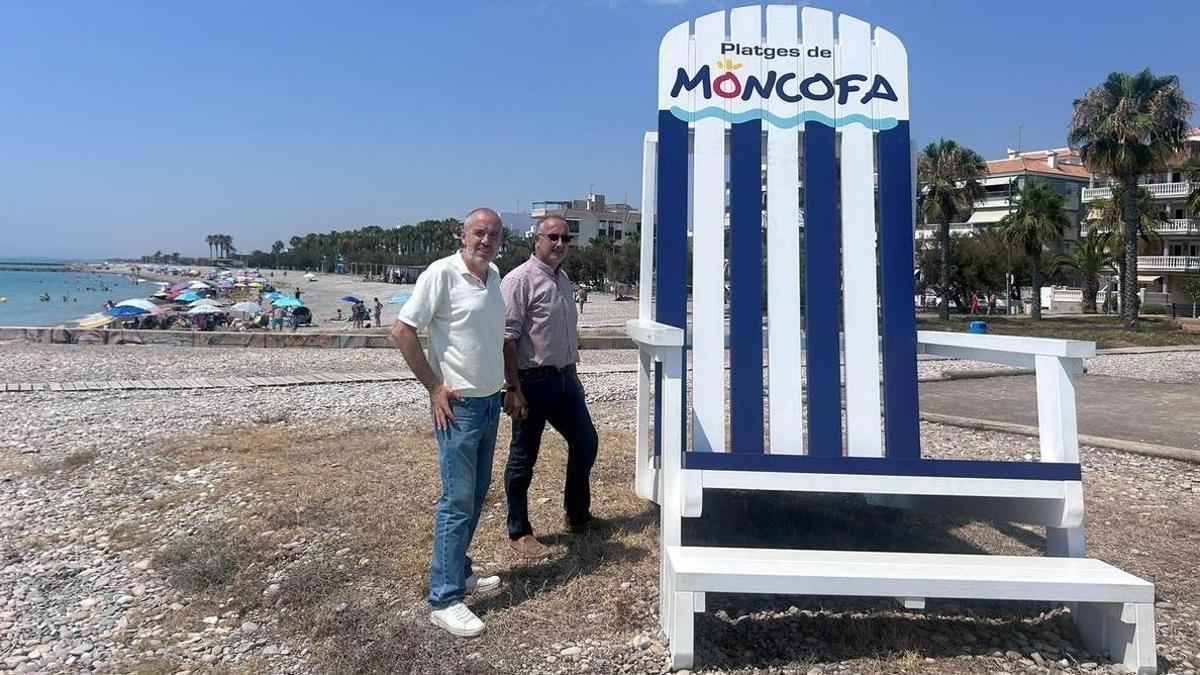 El alcalde de Moncofa, Wences Alós, junto a la hamaca gigante que promete ser la revelación del verano en la localidad.