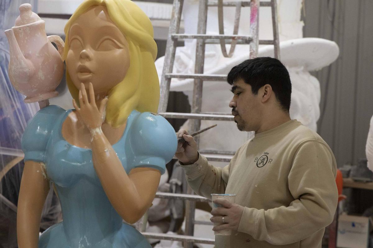 Juan Carlos Mendoza ha aprendido el oficio en el taller de Alcides.