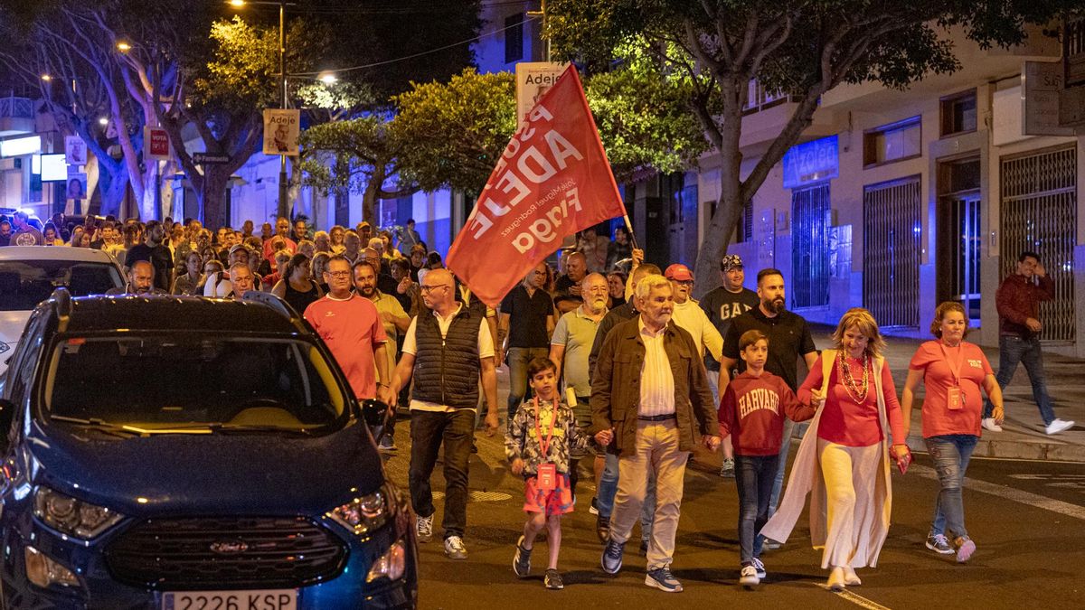 José Miguel Rodríguez Fraga, alcalde de Adeje, recorre la Calle Grande, tras la victoria electoral.