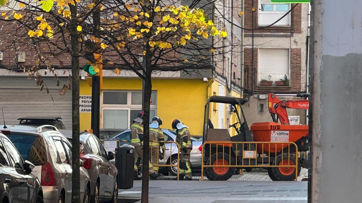 VÍDEO: Alerta en el barrio de El Llano, en Gijón, por una fuga de gas en la vía pública