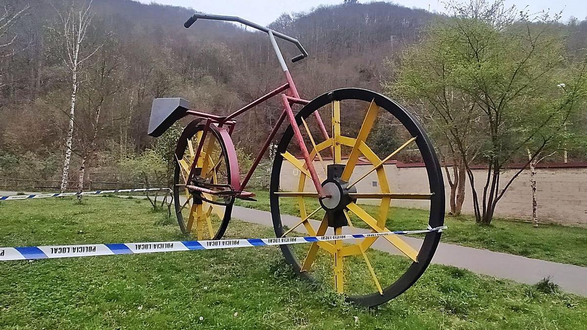 El Monumento a la Bici de Rioturbio, con el sillín dañado. | D. M.