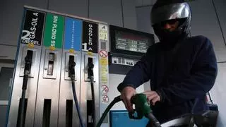 Un motorista, multado con 100 euros por bajarse de la moto echar gasolina y realizar una práctica ilegal