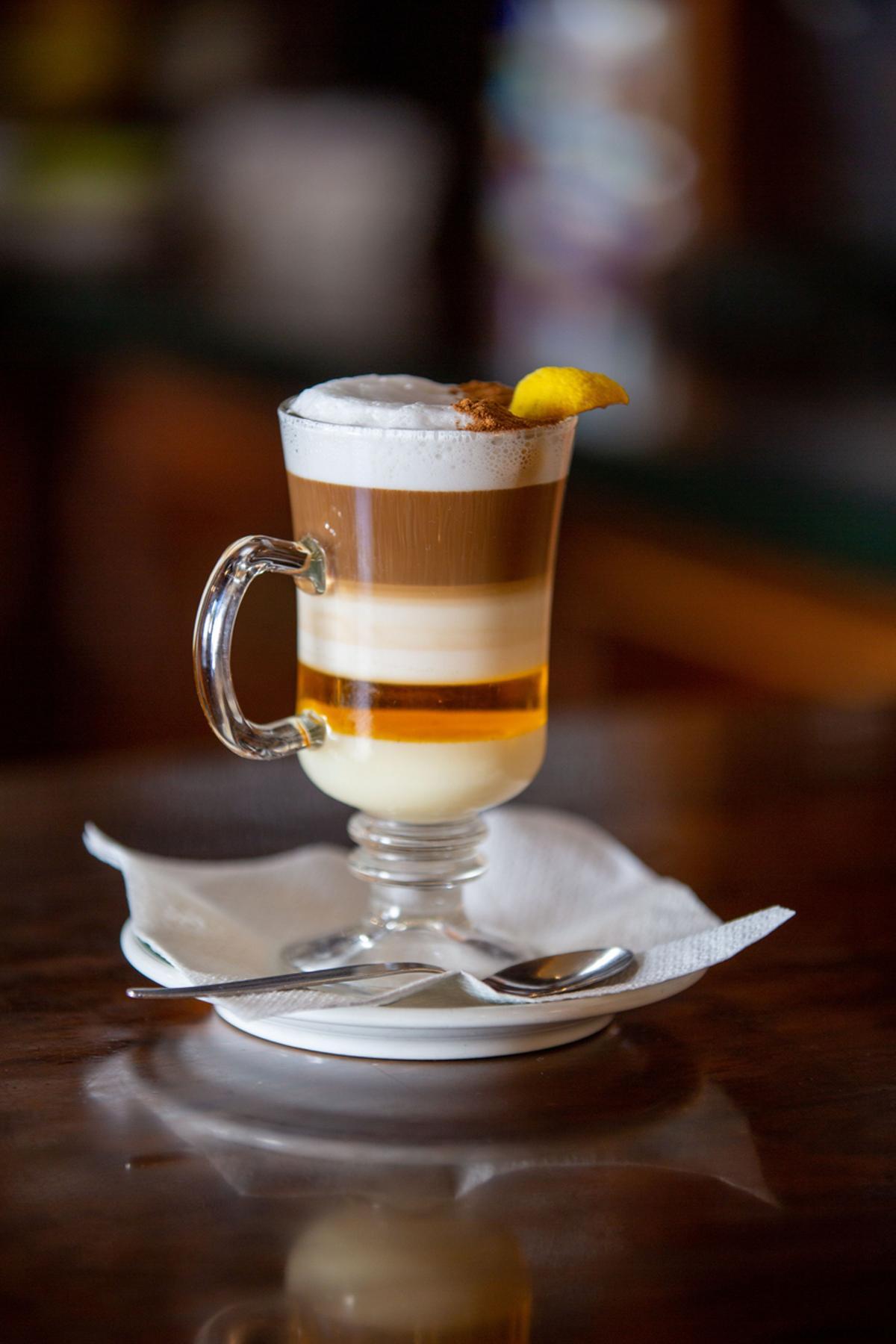 Cada bar elabora el barraquito según su propia receta.