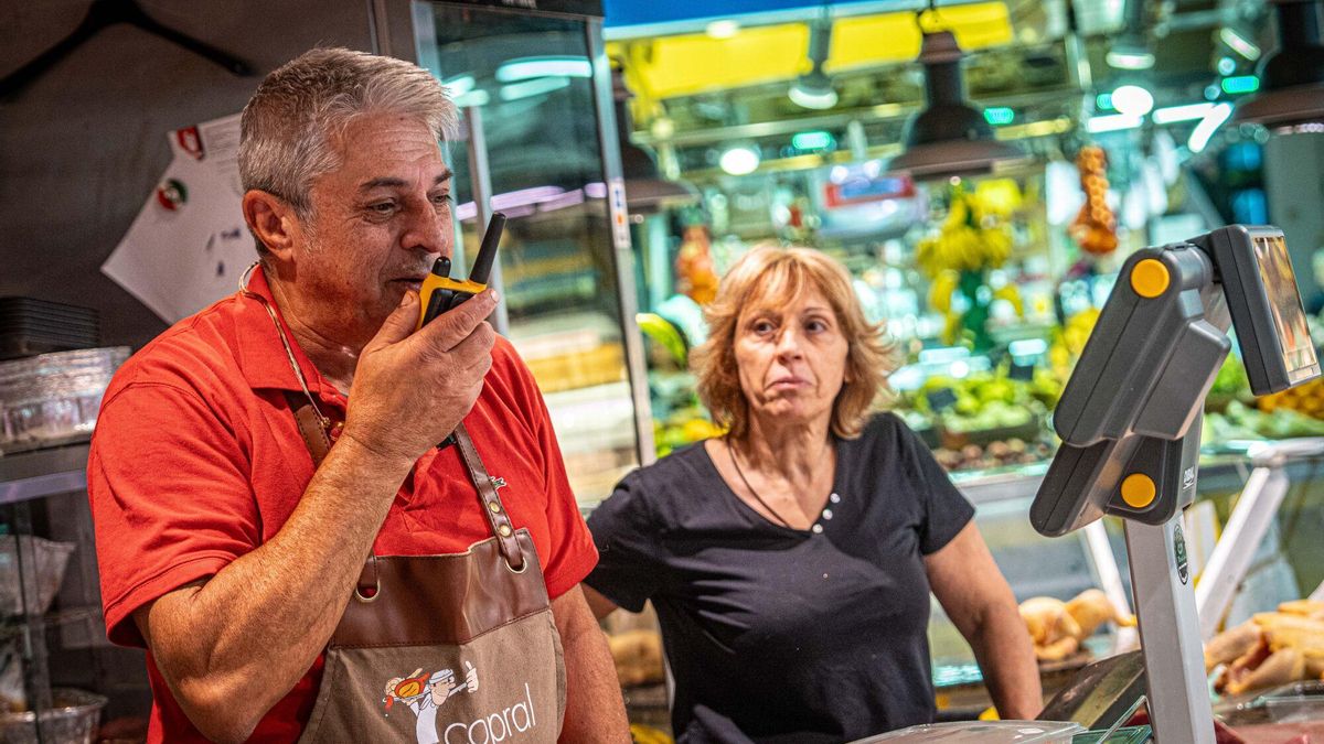 "Nos coordinamos con 'walkies'": la degradación de la vigilancia indigna a los paradistas del mercado de Santa Caterina