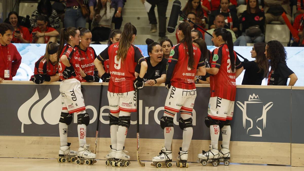 Natasha Lee da instrucciones durante un tiempo muerto en el partido de cuartos de final de la Copa.