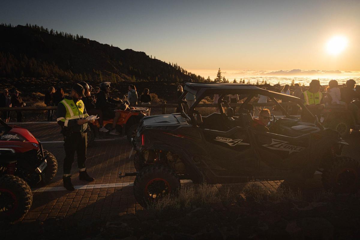 Controles del operativo de seguridad en el mirador de Las Narices del Teide.