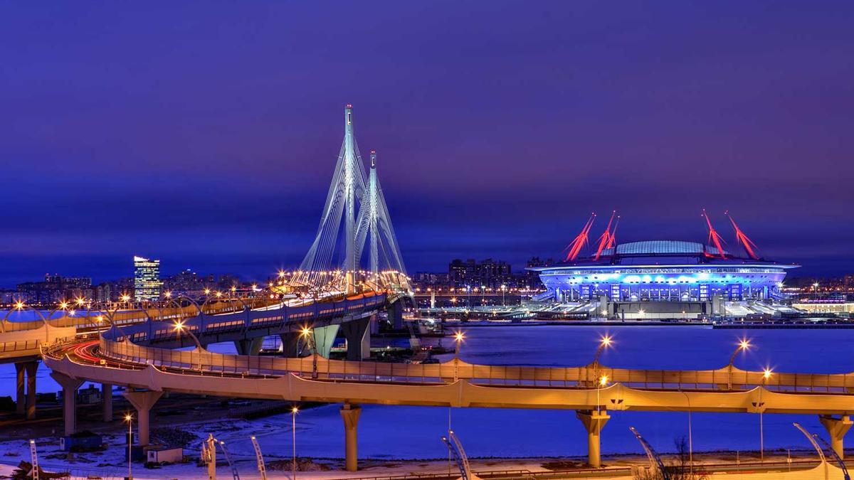 San Petersburgo con el estadio de fútbol al fondo