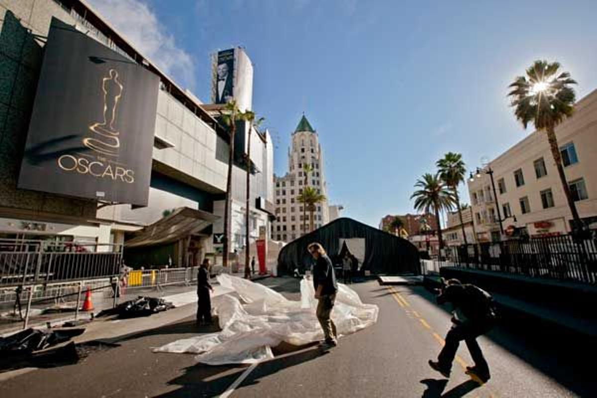 Hollywood Boulevard y Highland Avenue se engalanan para acoger a la &quot;fiesta del cine mundial&quot;.