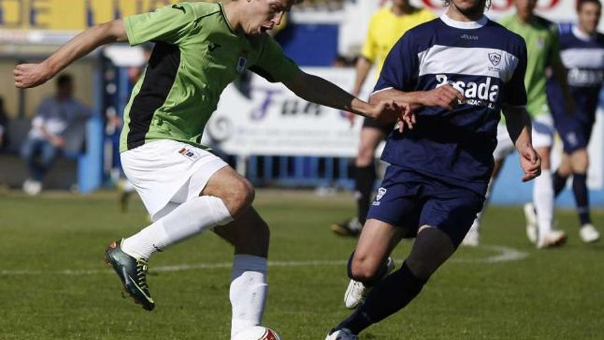 Señé trata de regatear a Adrián Cruz en el partido ante el Marino en Miramar.