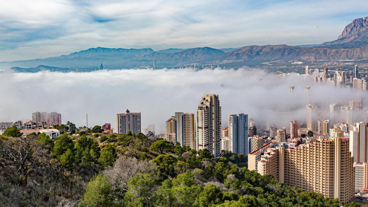 La niebla devora los rascacielos de Benidorm