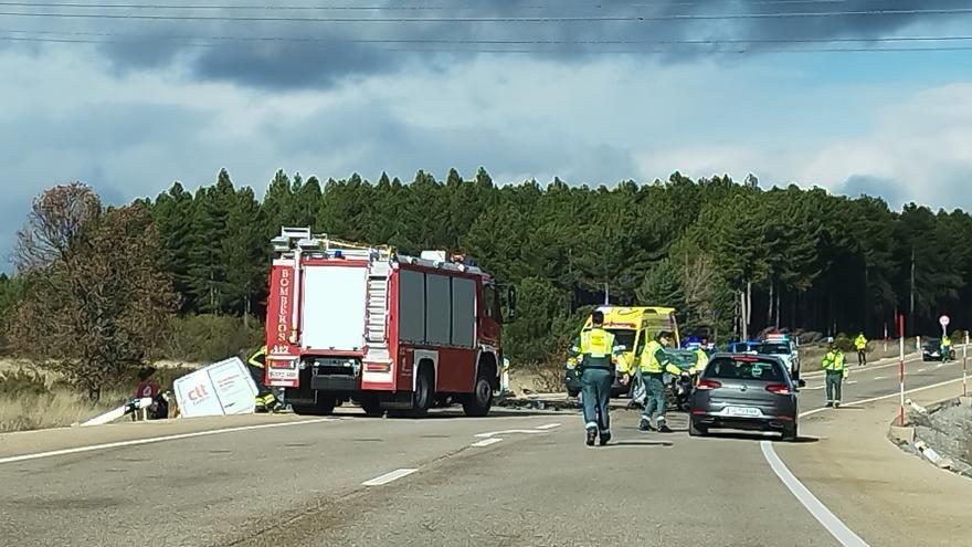 Un muerto y dos heridos al colisionar una furgoneta y un turismo en León