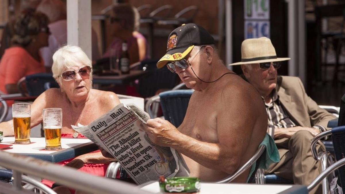 Una pareja de británicos en un bar de Benalmádena.