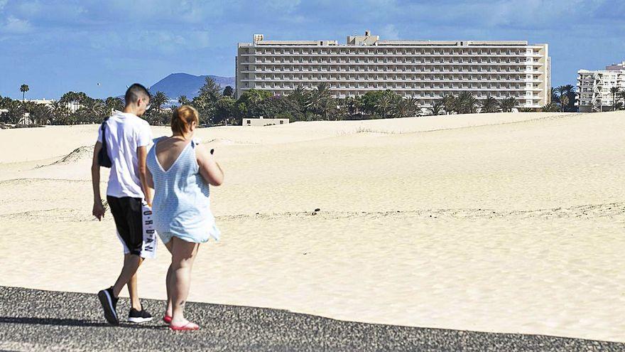 Complejo hotelero Oliva Beach, en Fuerteventura, con una bandera negra de Ecologistas en Acción.