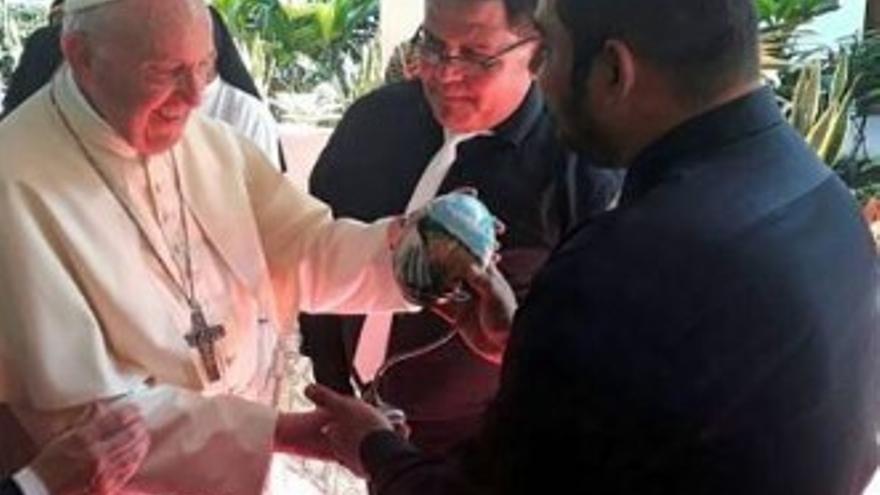 El Papa Francisco recibió un güevo pinto hecho por una artesana en 2018: esta es la historia del regalo que se llevó hasta el Perú