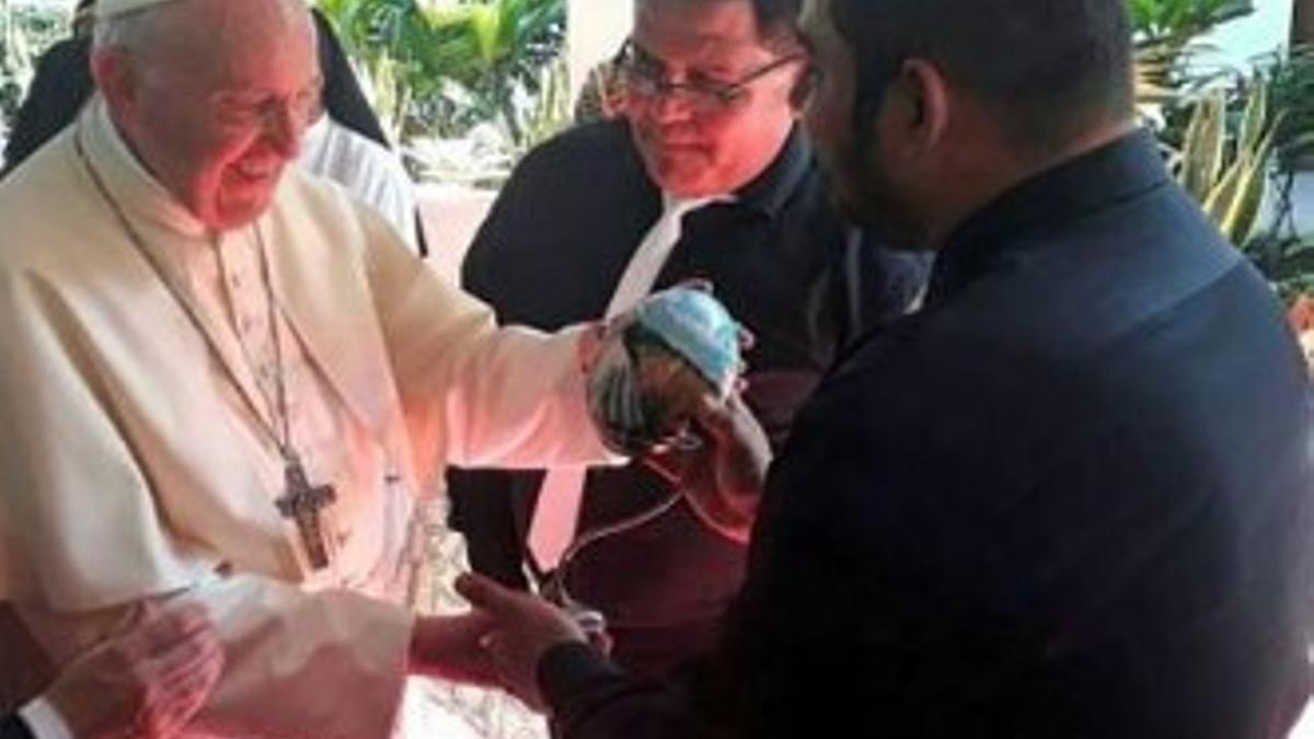 El Papa, recibiendo el güevo pinto.