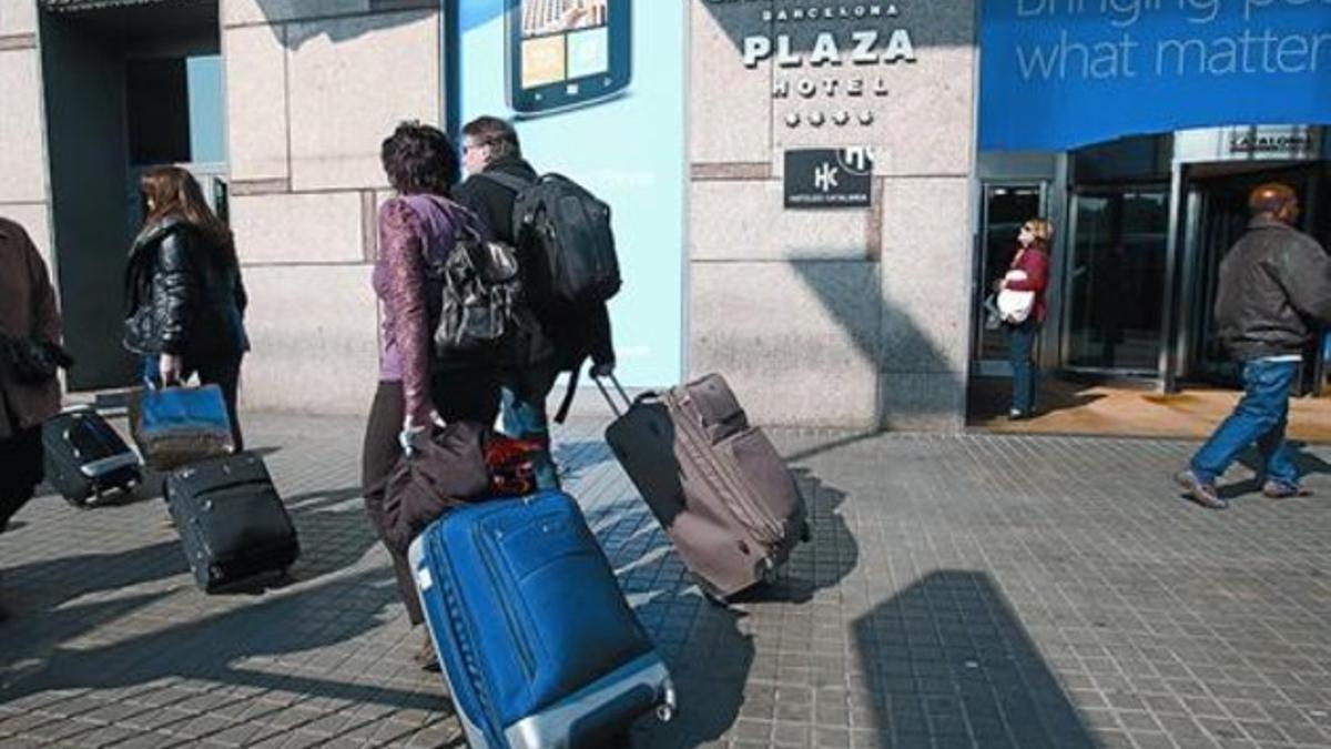 Trasiego de viajeros ante el Hotel Catallonia Plaza, justo en plaza de Espanya, junto a la Fira, ayer.