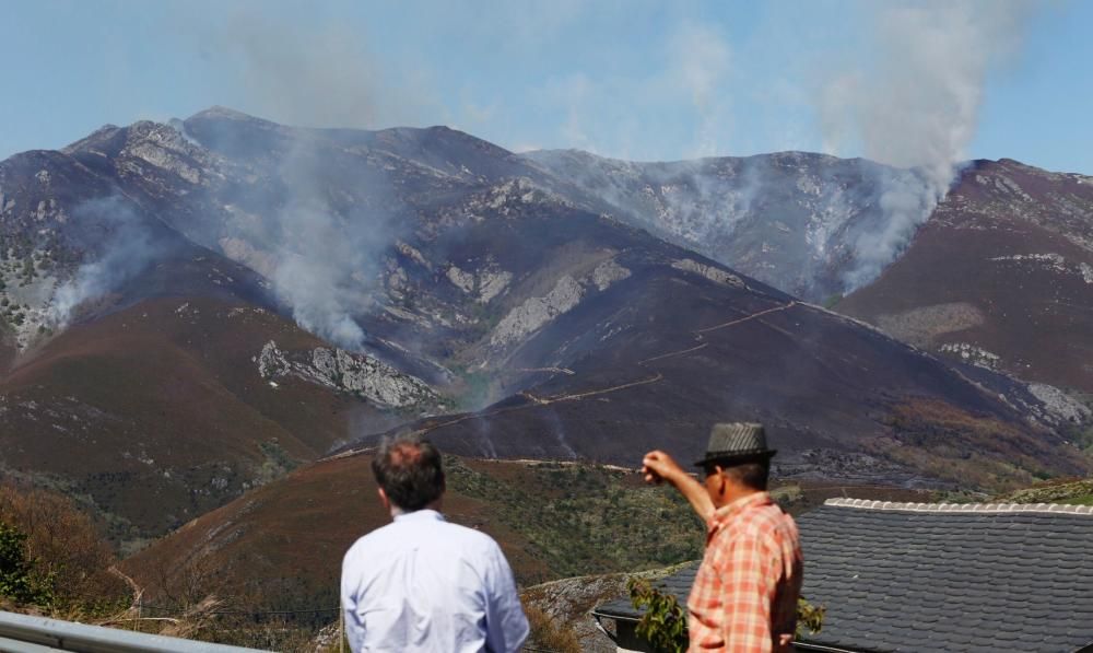 Incendio forestal en Ibias, visto desde Torga.