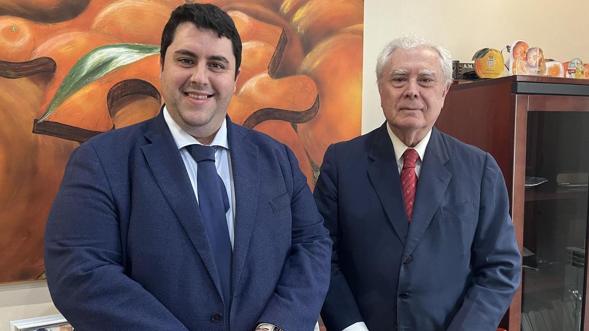 El alcalde de Nules, David García, junto al diplomático Javier Rupérez.