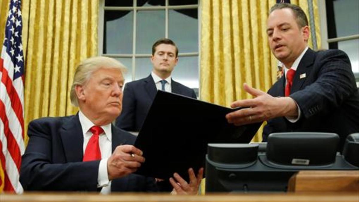 El presidente de EEUU, Donald Trump, durante el acto de la firma de los decretos de paralización de la reforma sanitaria de Barack Obama.