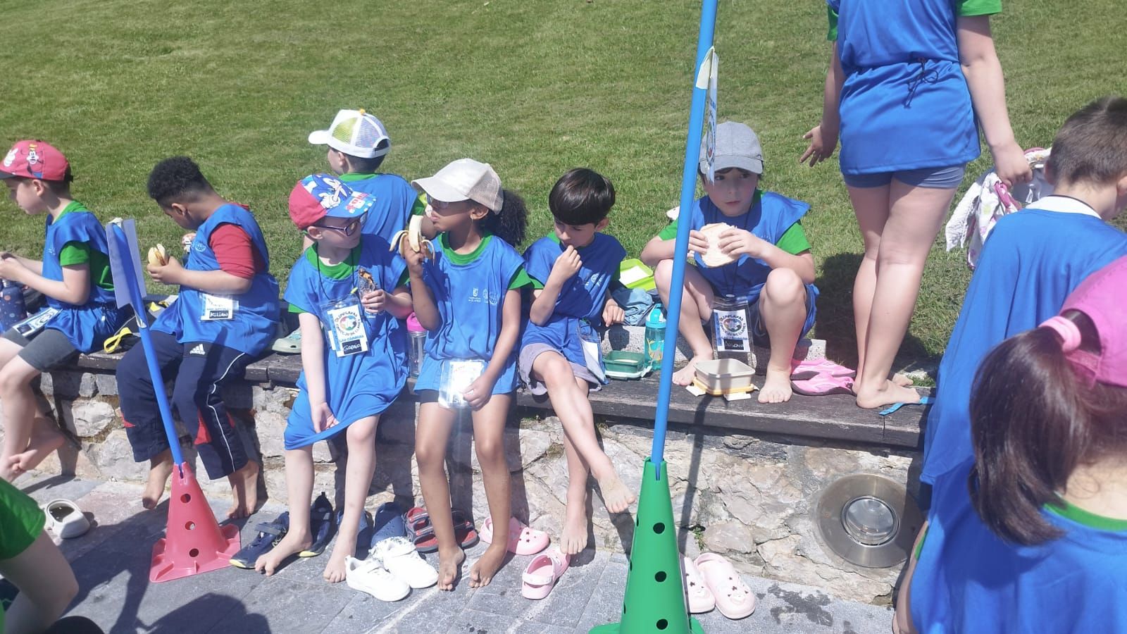 Día de juegos y playa. Más de 300 escolates de Llanes se reúnen en El Sablón por sus VI "Olimplayas"
