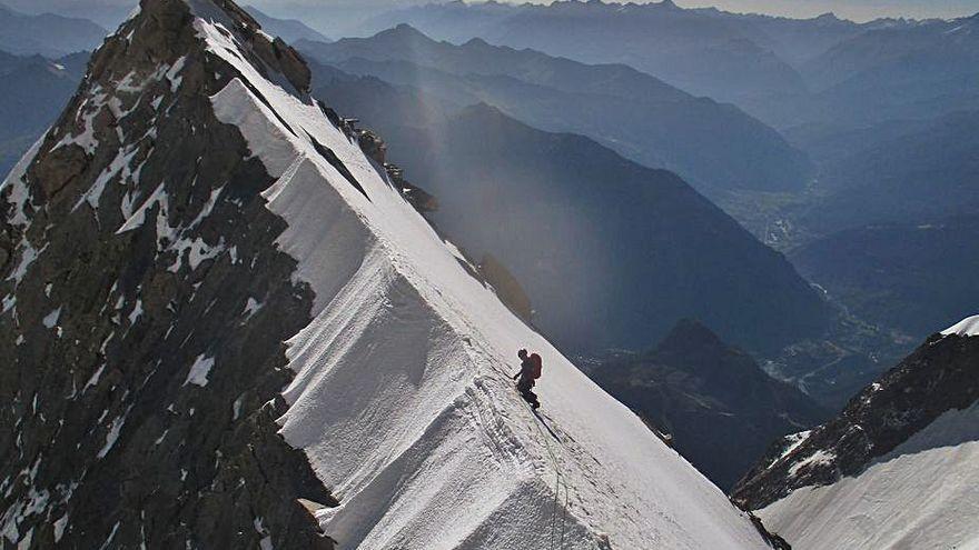 Uno de los montañistas zamoranos escalando una arista de nieve.