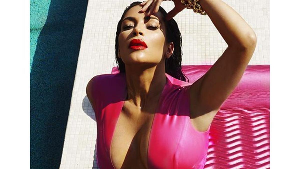 Kim Kardashian con vestido fucsia de lúrex