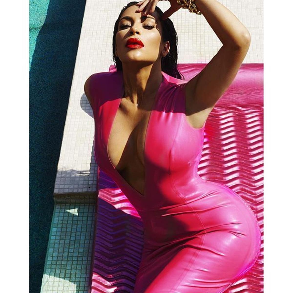 Kim Kardashian con vestido fucsia de lúrex