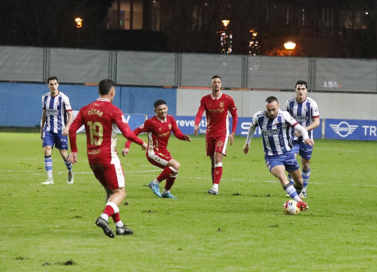 Una jugada del duelo entre el Avilés y el Tenerife de la primera vuelta