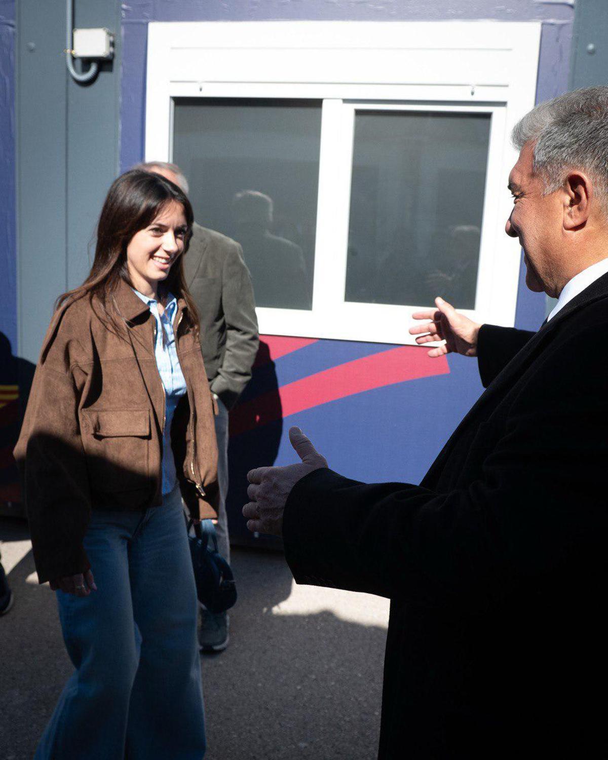 Aitana Bonmatí acude a abrazar a Joan Laporta.