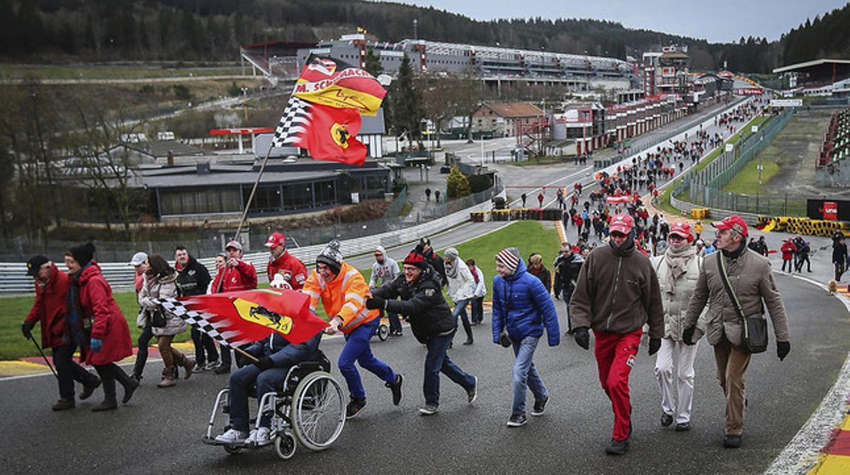 Nombrosos fans de Schumacher recorren el circuit de Spa per mostrar el seu suport a l’expilot.