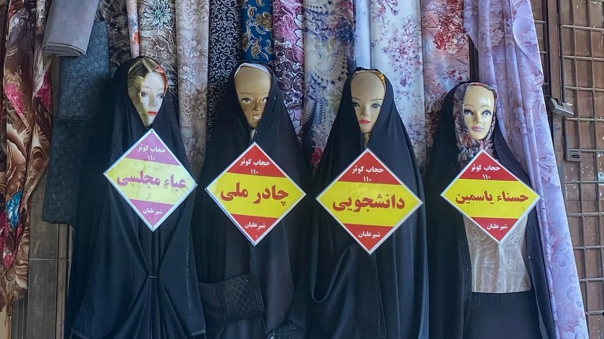 Maniquíes muestran modelos de chador en una tienda de Isfahán.