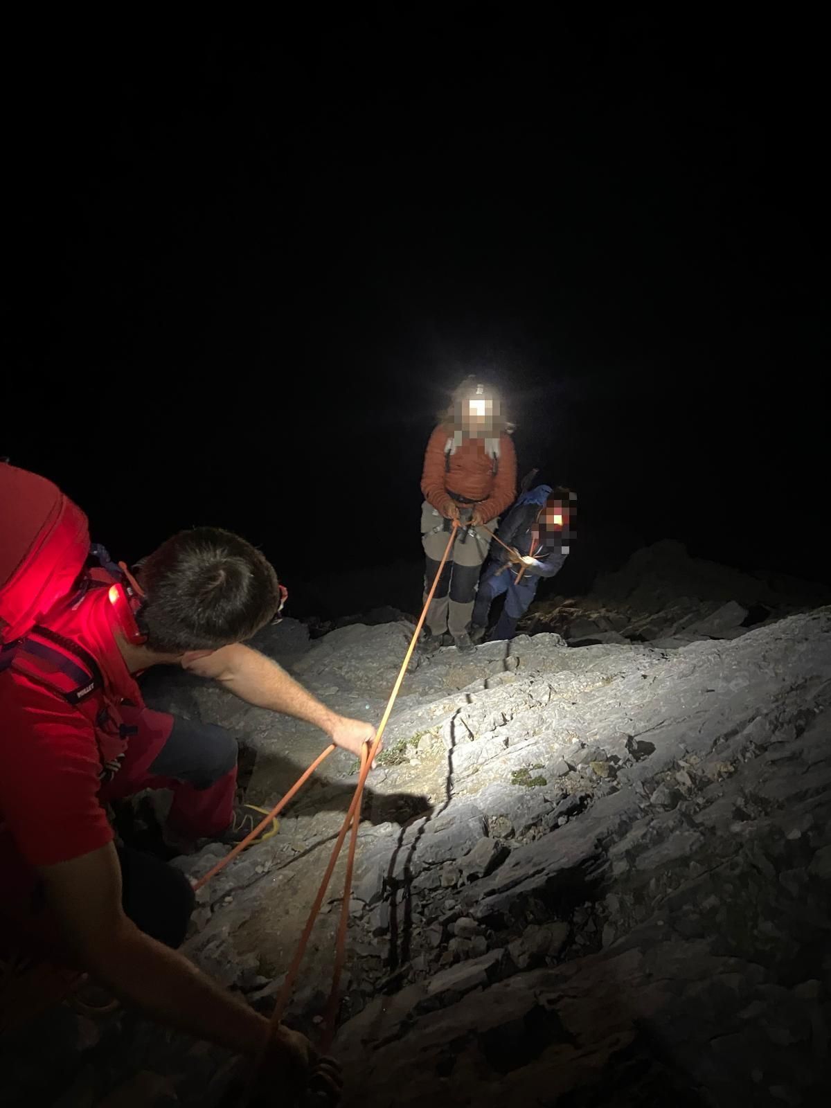 EN IMÁGENES: Rescatan de madrugada a cuatro personas que se desorientaron en el Urriellu