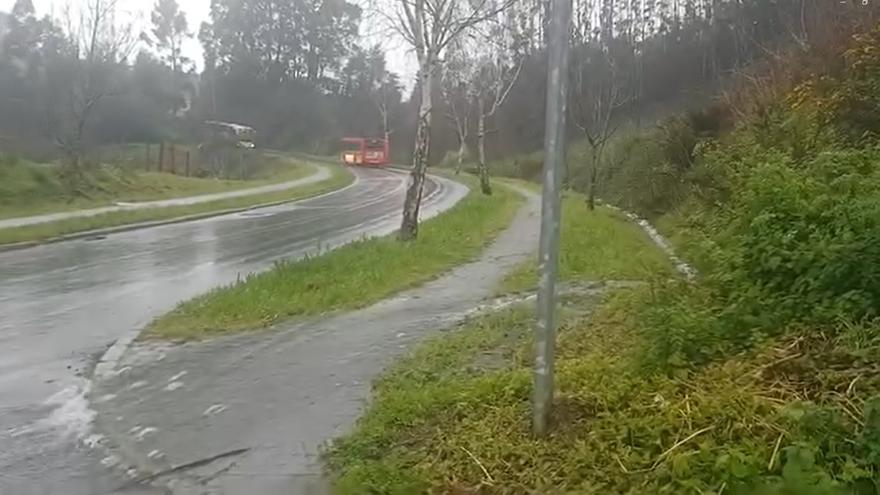 El muro lateral de una casa abandonada en Elviña, en A Coruña, se derrumba por la lluvia