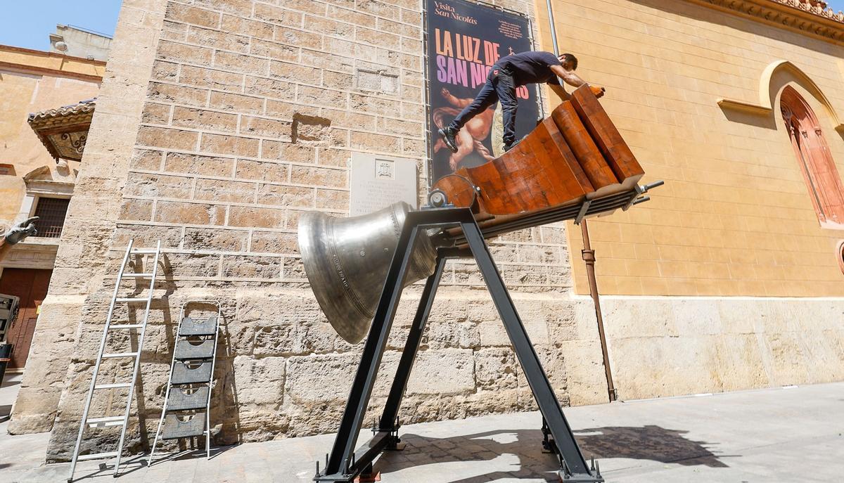 La espectacular llegada de la nueva campana de San Nicolás