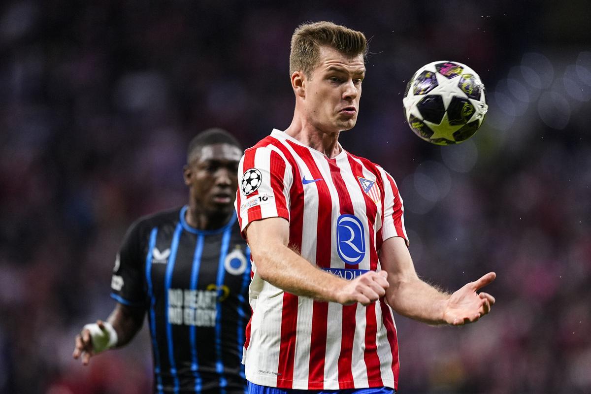 Alexander Sorloth controla un balón.