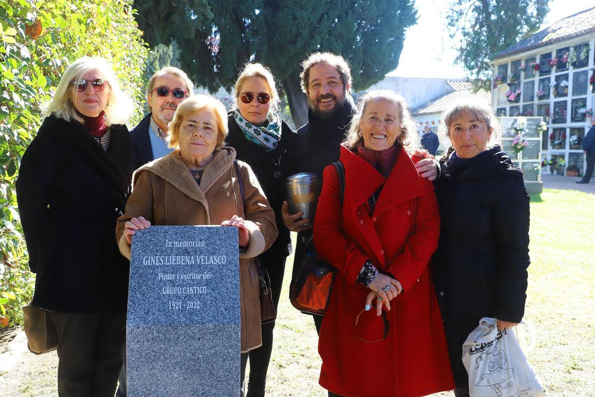 Familiares con la placa de Ginés Liébana.