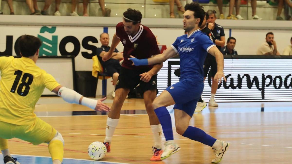 Zequi intenta un disparo en el choque contra el Manzanares.