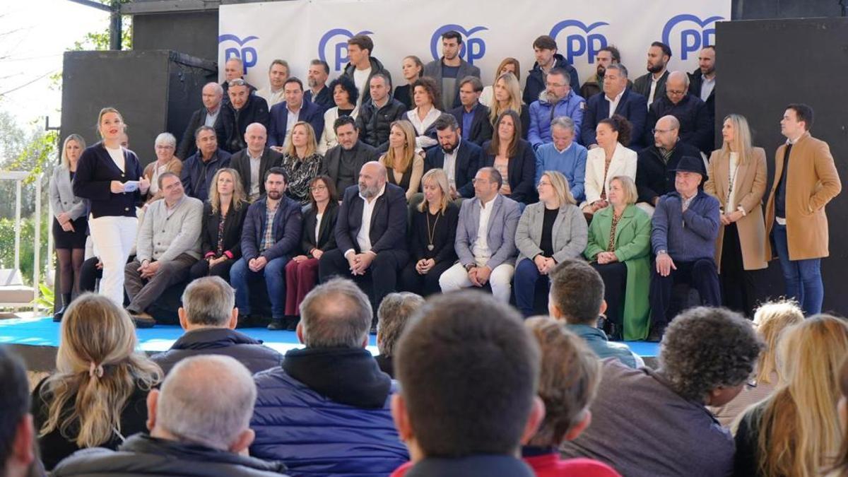 Prohens junto a los candidatos municipales del PP en Mallorca.