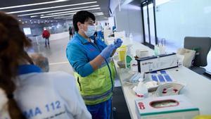 Una sanitaria prepara la vacuna contra el covid-19 en el dispositivo puesto en marcha en las instalaciones del Wanda Metropolitano de Madrid.