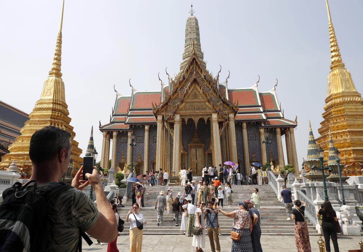 Bangkok (Thailand), 05/02/2025.- Foreign tourists visit the Temple of the Emerald Buddha at the Grand Palace complex in Bangkok, Thailand, 05 February 2025. According to the Thai Ministry of Tourism and Sports, the number of foreign tourists visiting Thailand has increased 21 percent, with a total of 3.97 million visitors, from the start of 2025, with the Chinese visitors topping the list with 710,687 visitors. The Thai government is aiming to attract 40 million foreign tourists in 2025. (Tailandia) EFE/EPA/RUNGROJ YONGRIT