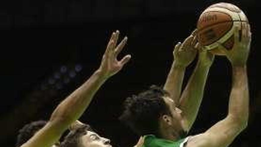 Sergio Llorente (número 18), en el partido frente al Betis.