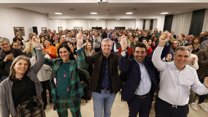 En primer término, Luisa Piñeira, Paula Prado, Rueda, Luis López y Rafa Domínguez, ayer.   | // GUSTAVO SANTOS