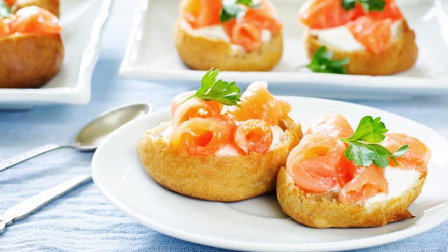 Profiteroles de salmón ahumado y queso crema