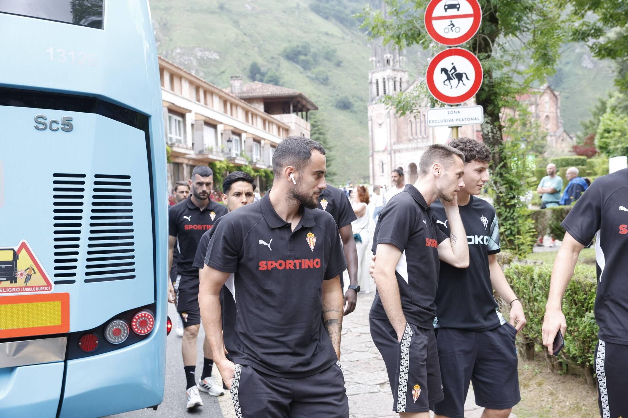 EN IMÁGENES: Visita del Sporting a La Santina en Covadonga