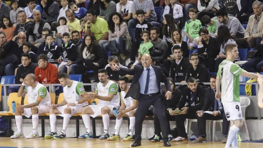 Juanito da instrucciones a sus jugadores durante el partido.